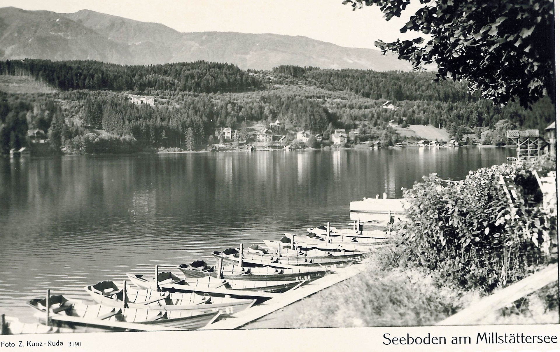 Ruderboote am Ufer, Seeboden am Millstättersee